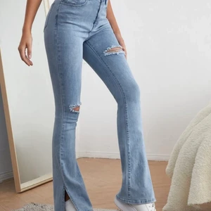 blåa jeans - Sååå fina men tkr inte dom sitter fint på mig❤️💕💕 storlek M 100kr inkl frakt. Jag är 170cm o dom sitter jättebra i längden 