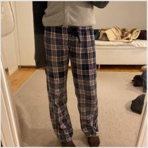 Säljer dessa jätte fina och populära pyjamas byxor köpta från H&M🌟 