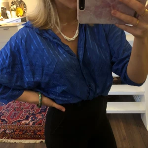 Trendig blus  - En fin blå blus som gör piggar upp alla outfits 💙 strl S