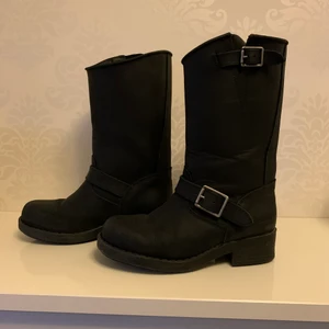 Johnny bulls  - Storlek 35 men passar 36. Sparsamt använda. Nypris 1400kr