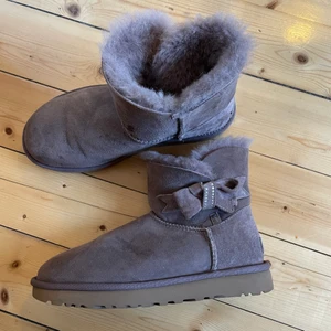 Oanvända uggs  - Helt oanvända uggs. Lite lila i färgen typ, bild 2 ger mest rättvis färg. Storlek 39 men passar mig med 40. Frakt tillkommer 