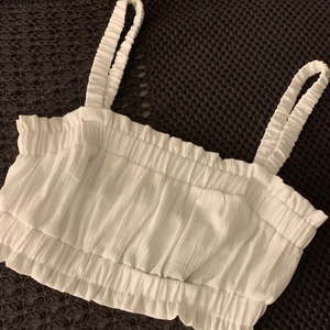 Gullig topp - Säljer denna helt oanvända toppen från H&M, Strl S. Perfekt till sommaren