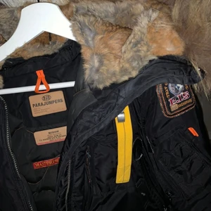 Parajumper gobi vinter jacka  - Säljer min vinter jacka pga att den är för liten. Jättefint skick och håller värmen. Passar både s och m i storlek. kan mötas upp!