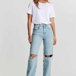 Jeans  - Väldigt populära Jeans från Gina tricot. Tyvärr för stora för mig så det är därför jag säljer dom. Skulle även kunna tänka mig byta mot en eller två mindre storlekar.