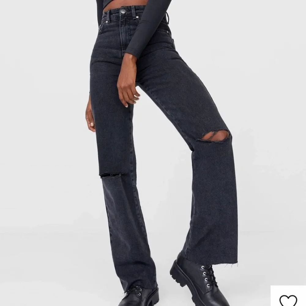 Säljer dessa supersnygga jeans från stradivarius då dem inte längre kommer till användning, jag är 164cm och dem går över hälen på mig. . Jeans & Byxor.