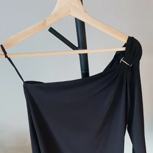 Tröja oneshoulder.. Strl S - Tröja med endast en ärm. Stilren och följsam.