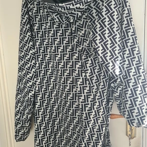 Fendi vintage jacka  - Fendi vintage jacka säljs till rymligt pris. Jackan är dubbel face dvs att man kan använda den på båda sidorna. Jackan är i princip ny och har inga defekter. Köpt på secondhand för 800:-. Säljs för 600:- 