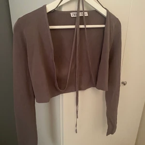 Zara knyt tröja🥰 - Säljer den då den inte kommer till användning 💕 använt några gånger på fester osv men annars inte🥰 Storlek M ❤️