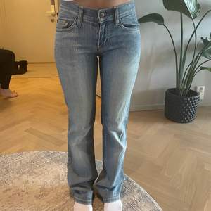 Lågmidjade jeans i bra skick, ursprungligen från HM i storlek 27, passar mig bra i längden som är 165 cm. 