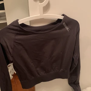 ICIW TRÄNINGSTRÖJA - Grå träningströja i croppad modell. Skit snygg men är lite för stor för mig. Extremt skönt material. Storlek M