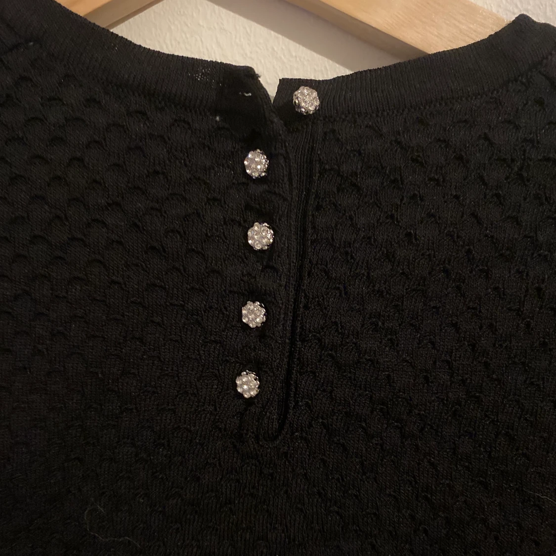 Svart t-shirt från zara med detaljer - 90