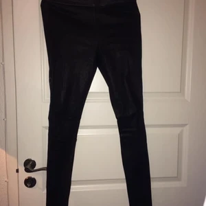 Skinnbyxor från &other stories XS - I ny skick. Äkta läder med fina detaljer. Mid rise 