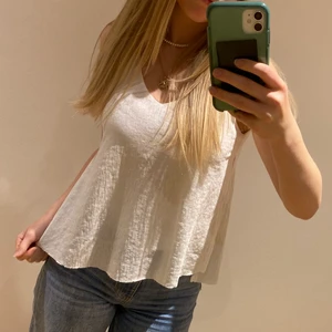 Linne från mango - Säljer detta fina linnet från mango. Aldrig andvänd, endast testad. Super fint till sommaren💗💗storlek xs men skulle säga att det är mer som en s/m stretchiga och luftigt material💗 !!köparen står för frakten!! Hör av dig vid frågor💗