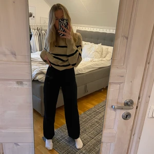 Kostymbyxor från Bikbok storlek 34 - Säljer dessa populära kostymbyxor från bikbok i storlek 34 . Jag är 160 och dom passar mig perfekt. Säljer dom för 100kr då nypris är 299🔥