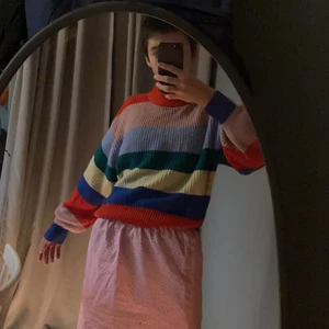 Monki stickad tröja - Jöttemysig och snygg tröja från monki. Fint skick men har en liten fläck på ärmen