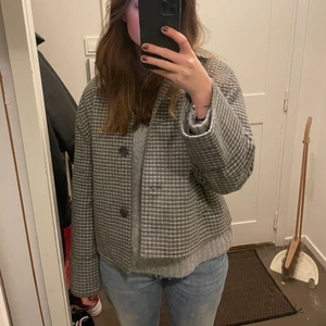 Höstjacka🍂🍂🍂 - Säljer nu min fina populära höstjacka från NA-KD då den inte riktigt kommit till användning. Den har långa vida armar och är lite kortare i modellen. Jackan är i storlek 36 som är slut på hemsidan💗💗💗💗 köpt för 799kr🥰