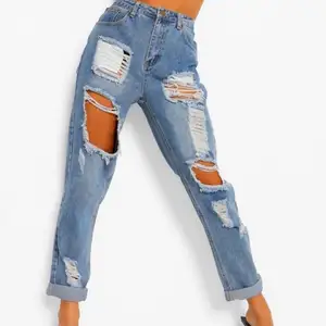 Blåa slitna mom jeans från Boohoo. Använda fåtal gånger då jag inte riktigt passade i dom. Nypris=270kr