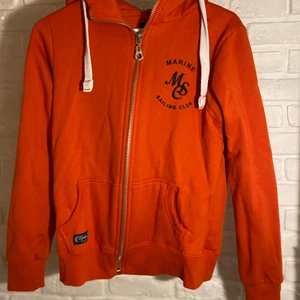 Marine huvtröja  - Orange röd huvtröja med marin blåa detaljer 