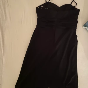 Klänning - Säljer denna fina klänning eftersom den inte används längre. Använd ett viss antal gånger. Bekväm och fin att ha på sig. 