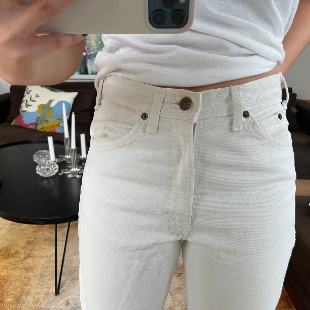 Säljer vita jeans från Levis storlek w32/l30. Slitningar på märket, skick: använda. Jag är en storlek 36/38 och är 167 cm lång🥰. Jeans & Byxor.