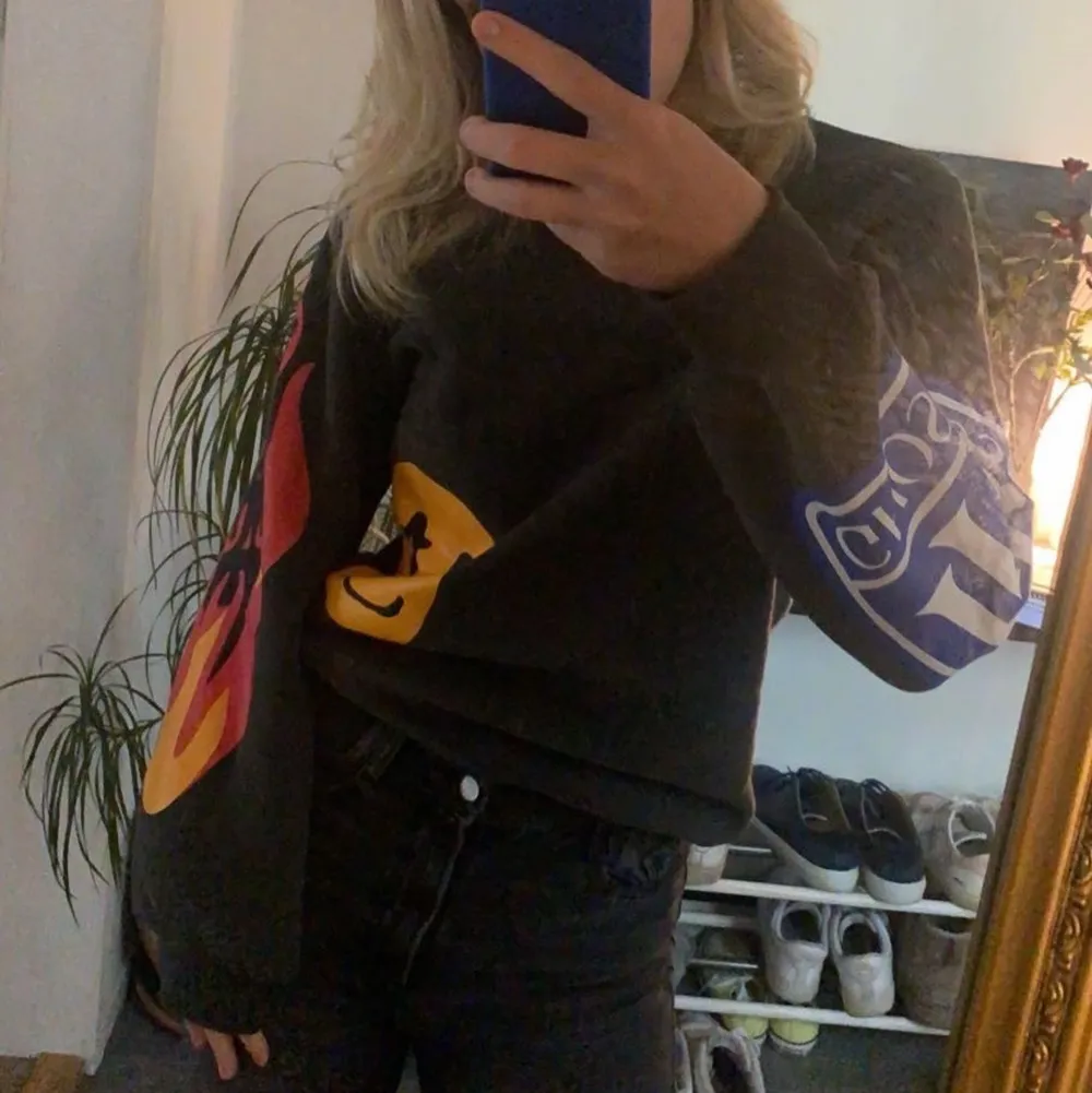 säljer min kanye west ”i see ghost” sweatshirt. har knappt använt den så den är i väldigt bra skick. det är alltså hans merch 🥰 vet inte om denna är äkta för har inte koll på sånt men den är väldigt bra skick med tjockt och bra material så man skulle kunna tro att den är äkta. Tröjor & Koftor.