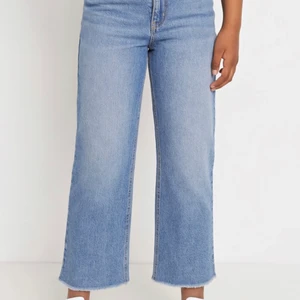 Vilma vida high waist jeans  - Byxorna är från lindex och har andvänds en del och har två små hål med det syns inte nypris: 299kr säljer dom för 100kr