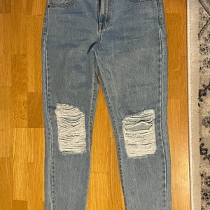 Jeans  - In princip aldrig använda drdenim jeans! Hör gärna av er vid frågor eller om ni vill ha fler bilder! Storleken är 29/28 jag är oftast en 38 och de passar mig. De är dock lite tightare på mig än vad jag hade önskat. 