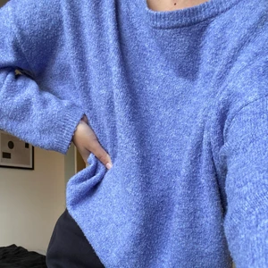 Stickad tröja - Säljer denna mysiga tröjan från BikBok! Tröjan är i storlek xs men är oversize så passar utan problem till m, har en jättefin blå/lila färg! Skicka gärna frågor om ni har funderingar, köparen står för frakt❤️