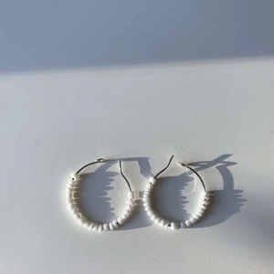 Sofia örhängen 🙌🏼 - 25 kr (GRATIS FRAKT) går att få i valfri färg, skriv i DM vid intresse och frågor 🤍