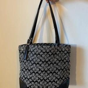 Väska, second-hand - En väska köpt second hand som jag aldrig har använt, så i väldigt bra skick! Stor och rymlig💖