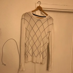 L.O.G.G tröja - Tröja från L.O.G.G. i storlek L. Använder inte längre på grund av att den är för liten för mig men den är i väldigt vra skick👍 Jag kan mötas upp i Lund eller posta den. 