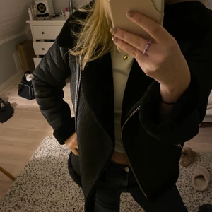 Fluff skinn jacka  - Fluffig skinn jacka från Zara. Väldigt bra skick och de nedkommer även ett spänne som sitter längst ner på jackan. Nypris 999 kr, priset nu : 500kr!Väldigt bekväm och najs för hösten! Köpköpköp!:).      !!större än en XS, mer en S/M!!