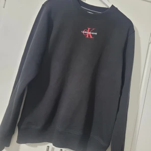 CALVIN KLEIN Tröja  - Calvin Klein tröja den är i nyskick och bara använt  några gånger typ 4  Storlek L och finns i Malmö kan även frakt fast köparen står för frakten. Ny pris på den är 900 och min pris 450. ÄKTA 