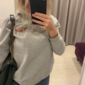 GANNI HOODIE - Säljer nu min älskade Ganni hoodie, eftersom den inte används längre! Under många år var det min favorit tröja, men har under de senare åren bara legat i garderoben 🤍 Den är i hur bra skick som helst, förutom att det finns en liten färgfläck som inte går bort (säkert om man skrubbar, eller ej), däremot är det inget man lägger märke till. 🤍🤍 Kan gå ner i pris vid snabb affär <3