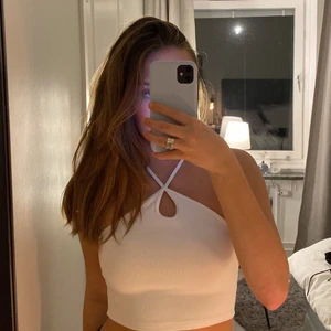 topp med knytning från Zara - topp som man knyter i nacken från zara🤍 Använd några få gånger, frakt tillkommer