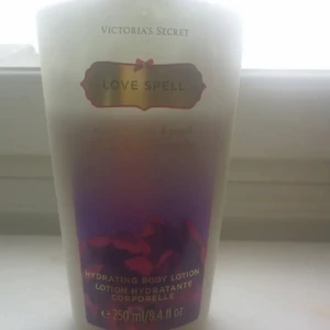 Victoria secret body lotion  - Använt lite, super god bodylotion från Victorias secret love spell 