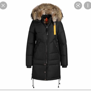 Parajumper longbear💕 - Äkta Parajumper longbear. Två märken men det röda är slitet. Pälsen är bra skick, lite mindre skavanker på jackan den är använd. Äkthets bevis finns + 2 märken. Modellen är från 2017🖤 pris kan diskuteras & skriv gärna för bilder. Köparen står för frakten 