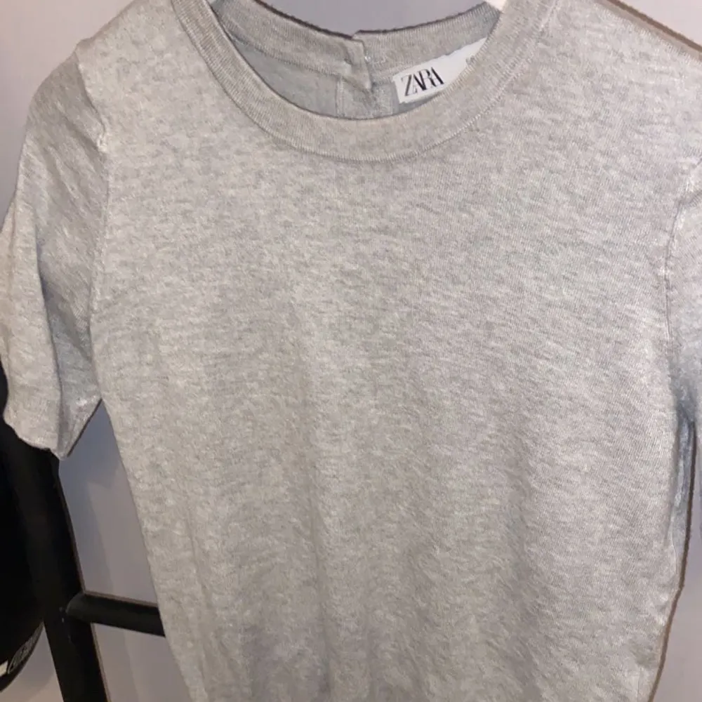Säljer den grå tröja då den inte kommer till användning, använd Max 3 gånger. Tröjor & Koftor.
