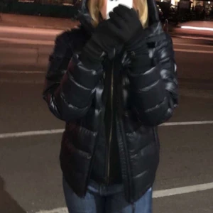 PeakPerformance jacka  - Bekväm jacka tåler vind och regn. Vid original priset kostar den 2083kr men ger den för 1000kr. Använd en säsong. Storlek S men kan passa dom M. Kunden får stå för frakten.