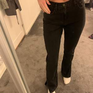Svarta jeans med slits från Nelly🖤 jeansen är Mid waist och i storlek 32 men skulle säga att de sitter som 34!