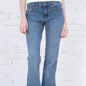 Säljer ett par jeans från brandy melville (brielle 90’s jeans) endas används en gång så är i nyskick, säljer för  300 plus frakt💕