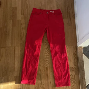 röda jeans - 100kronor för ett par illröda jeans från märket cappuccini, storlek 40! priset kan diskuteras 🥰 jag kan mötas upp i stockholm eller så tillkommer frakt på 45 kr 