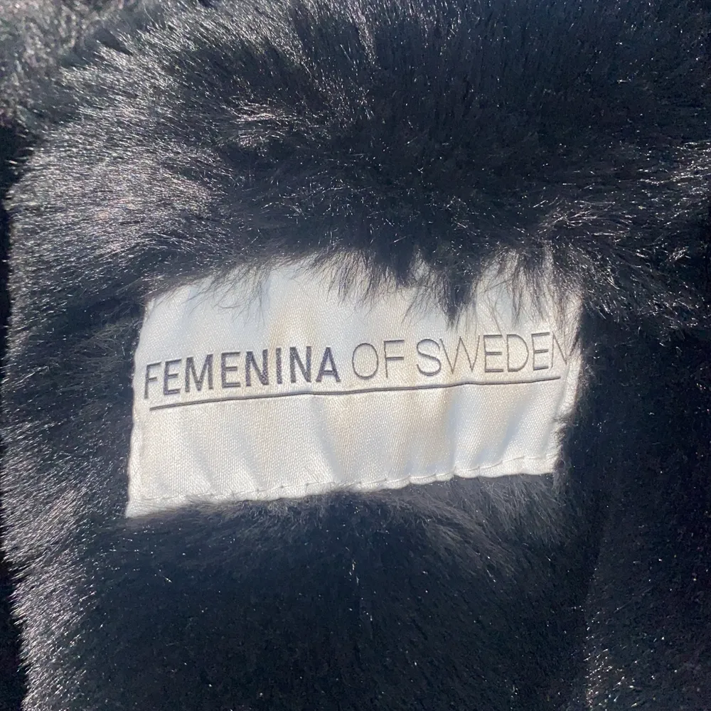 Hej! Säljer min nästan helt nya Fatima parka jacka som är köpt från Femenina of Sweden för 3999kr. Endast använt ungefär 2 gånger och säljer för 2500. . Jackor.