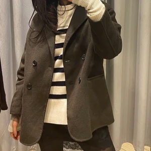 Perfekt höst Jacka i militärgrönt - Nyligen köpt på Zara, perfekt längd samt så lätt att styla! ❤️ Strl S Nypris: 850kr