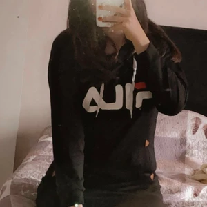 Vet inte  - Jätte fint lång hoodie som man kan ha ute och märke 🥰 går på frakt och går också på  träffas och hämta den eller nåt för frakten går det 66 eller 70 kr
