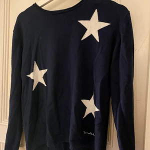 Marinblå stickad tröja  - En fin stickad marinblå tröja med vita stjärnor, ifrån bondelid. Storlek S! 💙