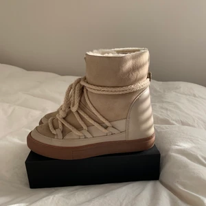 INUKIIS - Så sköna och varma vinterskor, köpta på NK 2019, inga slitningar eller skador på skorna, inbyggd klack❤️‍🔥BUD: 1700:-