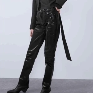 Glansiga zara jeans - Såå snygga svarta glansiga jeans från Zara💗 Medelhög midja och passar mig som är 170 i längden💕 Köpare står för frakt🌟