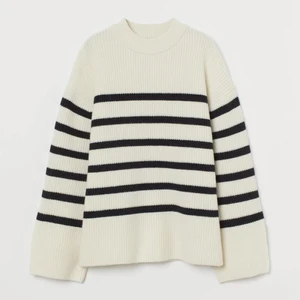 Stickad tröja - Säljer denna slutsålda tröjan från hm! Köptes för några månader sedan men knappt använd. Något nopprig men ändå i bra skick:) frakt tillkommer!