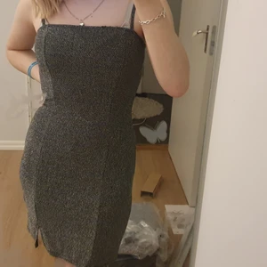 Glittrig klänning - Jättefin glittrig klänning från h&m. Jag köpte den för 250 säljer för 100 + frakt